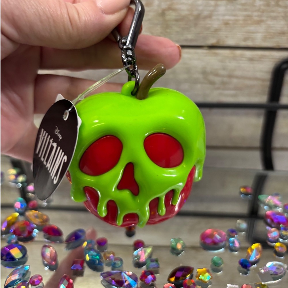 Bath‎ Body Works Disney Villains Evil Queen Apple Pocketbac Holder Keychain NEW